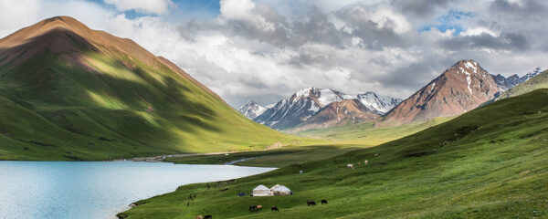 Kirghizistan_paysage_ciel_montagne_lac_yourt
