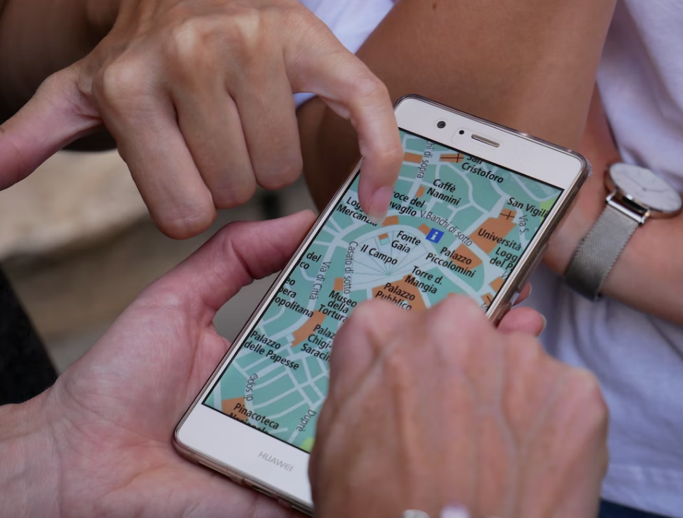 carte sur téléphone pour trouver son chemin